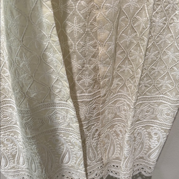 Elegant Cream Lace Vest - Picture 4 of 6